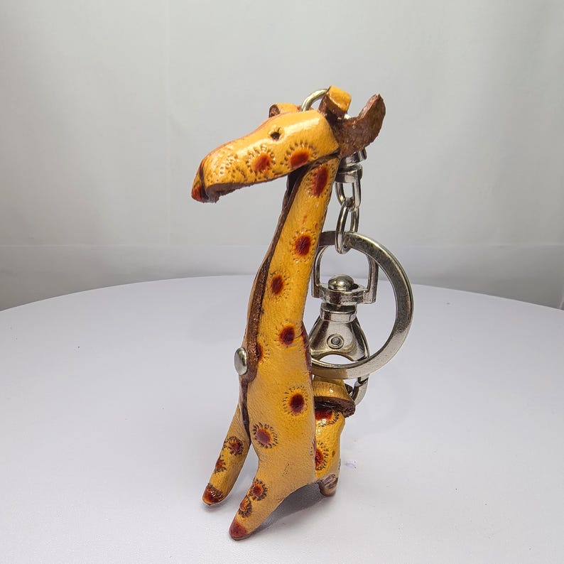 Genuine Handmade Leather Giraffe Key Chain Genuine Leather Cute Small Pendant Cartoon Keychain Animal Key Ring Car Key Ornament