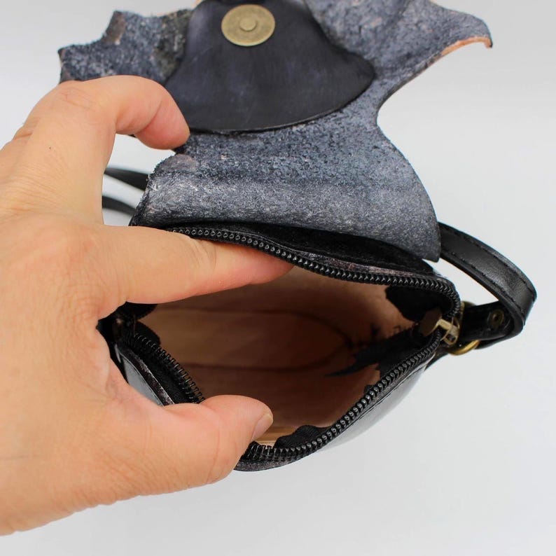Genuine Handmade Leather Turtle Purse High-Quality Leather phone purse /Crossbody Bag with Adjustable Strap for Daily Use & Animal Lovers
